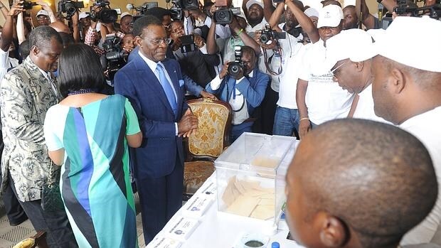 Teodoro Obiang Nguema (centro) y su mujer Constancia Mangue, ayer a su llegada al colegio electoral para votar