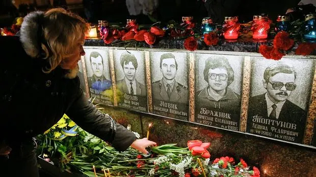 Ciudadanos de Kiev depositan flores en recuerdo a las víctimas de la tragedia
