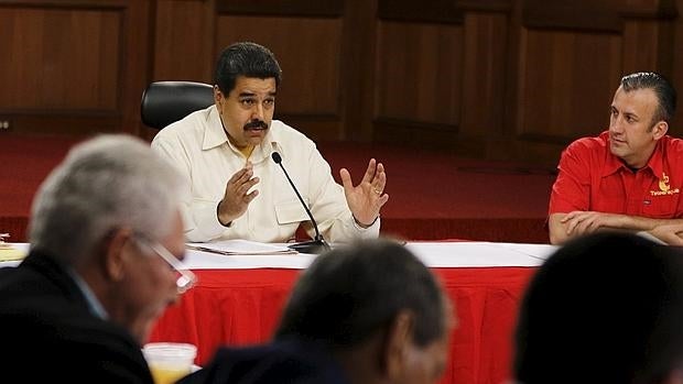 El poder electoral activa el proceso para revocar a Maduro