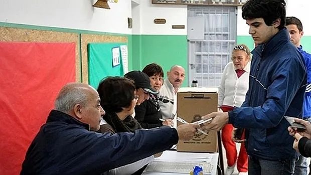 Un joven vota en Argentina
