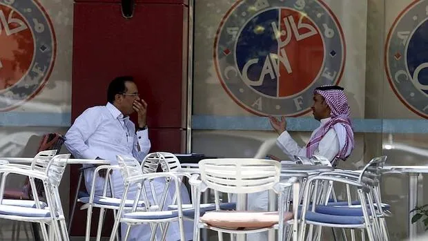 Dos hombres conversan en una cafetería de Riad, la capital saudí