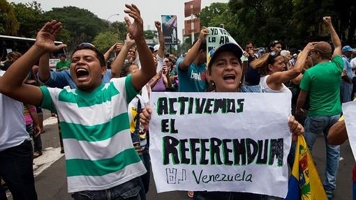 Opositores reclaman el referéndum revocatorio que acortaría el mandato del presidente Maduro, el pasado 19 de abril en Caracas