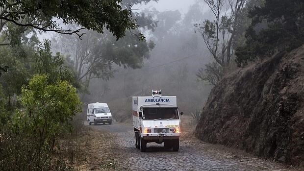 Ambulancias llegan al lugar donde se encontraron los cuerpos sin vida