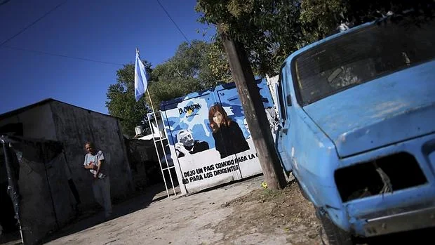 Un cartel con la imagen del matrimonio Kirchner en las afueras de Buenos Aires