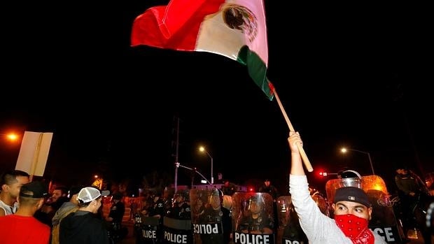 Los manifestantes anti-trump han ondeado banderas de México, país en cuya frontera el millonario quiere levantar un muro