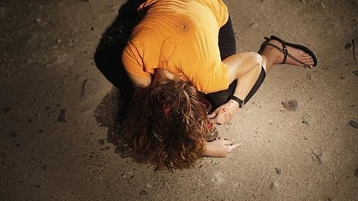 Una mujer yace muerta a balazos sobre el asfalto de San Pedro Sula