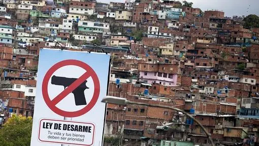 Un cartel en uno de los cerros que rodean al valle de Caracas