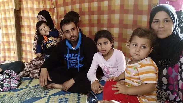 Una familia de refugiados, procedente de Homs, en Líbano antes de partir hacia Italia