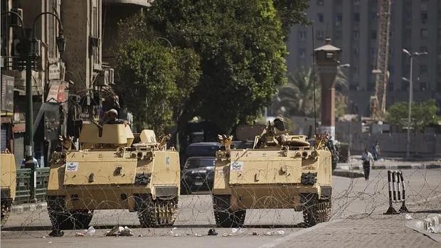 Dos blindados cortan los accesos a la plaza Tahrir, epicentro de la «Primavera Árabe» en El Cairo, en 2013