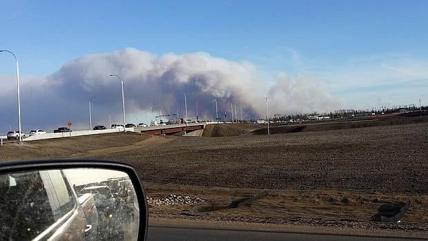 Imagen del incendio tomada desde un vehículo.