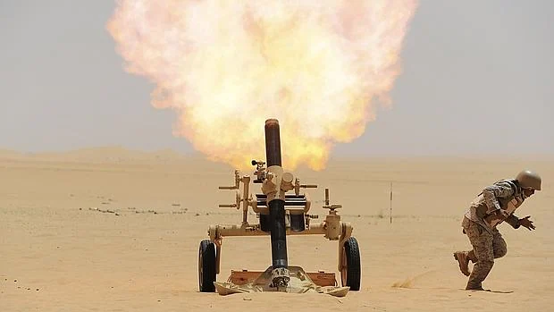 Un soldado saudí dispara un mortero contra las posiciones de los huthis en Yemen
