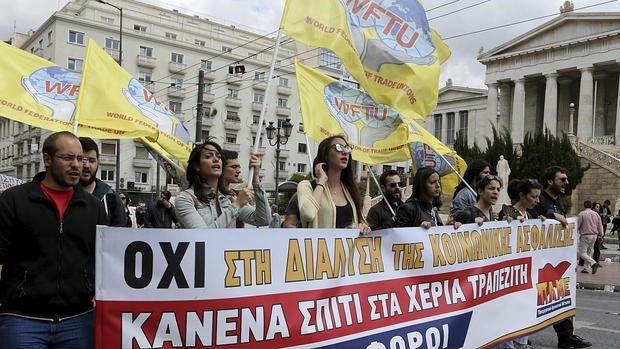 Vista de las manifestaciones, ayer, durante el primer día de la huelga general de 48 horas convocada por los sindicatos de los sectores privado y público contra las reformas de pensiones y fiscal en Atenas