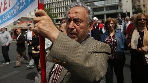 Un jubilado se manifiesta este domingo en Atenas contra la reforma del sistema de pensiones