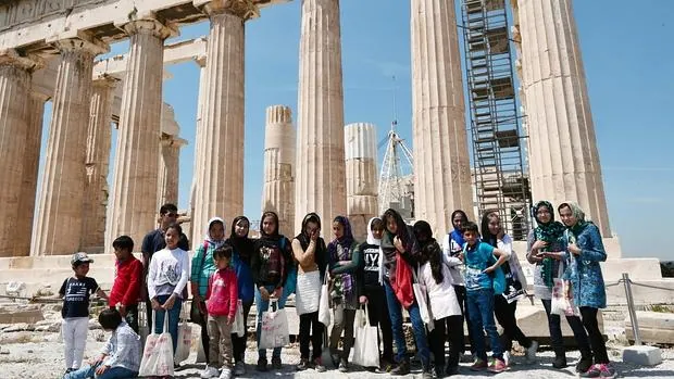 Un grupo de niños refugiados visita la Acrópolis ateniense en un acto conmemorativo del Día de Europa