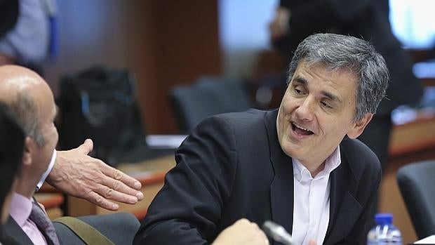 El ministro en funciones de Economía y Competitividad, Luis de Guindos (i) conversa con el ministro de Finanzas griego Euclides Tsakalotos (d)