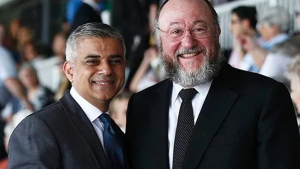 El alcalde Sadiq Khan junto al rabino Ephraim Mirvis