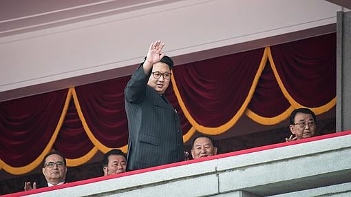 Kim Jong-un, desde la tribuna del Gran Palacio de Estudio del Pueblo