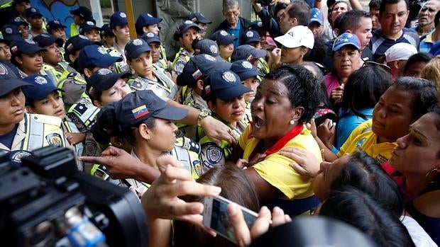 Enfrentamiento entre manifestantes y policía