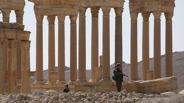 Un soldado ruso patrulla las ruinas de la antigua ciudad de Palmira
