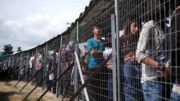 Cientos de inmigrantes del campo de Idomeni, en la frontera con Macedonia