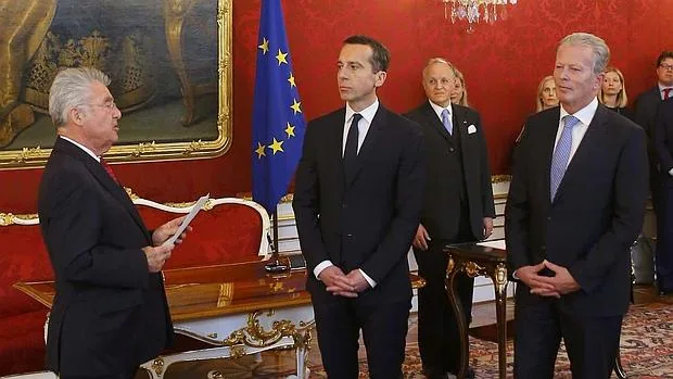 El presidente Fischer toma juramento al nuevo «premier», Kern, en el centro de la imagen