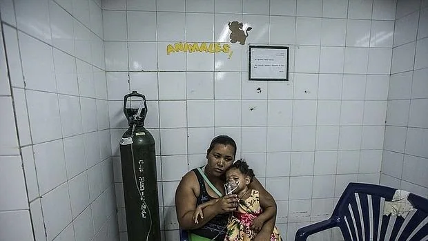 Marbelis Reino y su hija, con asma, en el Hospital público venezolano Catia La Mar