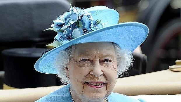 La reina Isabel II de Inglaterra durante el Día de las Damas en Royal Ascot, Londres .