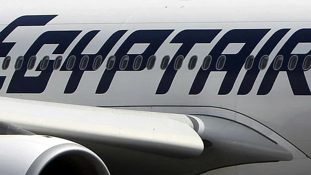La alarma por humo se activó poco antes de que el avión de EgyptAir se estrellara en el Mediterráneo