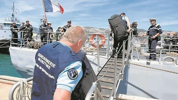 Marinos franceses se unen a la búsqueda de los restos del avión