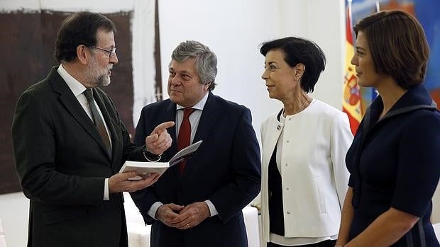 Mariano Rajoy con Leopoldo López Gil, Antonieta Mendoza de López y Diana López Mendoza (d), los padres y la hermana del preso político venezolano Leopoldo López, el pasado febrero en Madrid