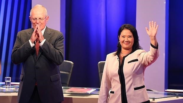 Pedro Pablo Kuczynski (i) y Keiko Fujimori (d) saludan a los asistentes al debate