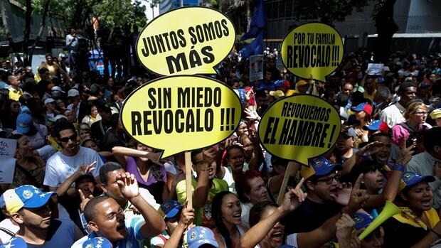 El pueblo venezolano vuelve a salir a la calle: «El Gobierno tiene que respetar la constitución»