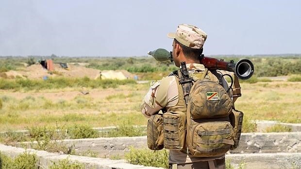 Soldados iraquíes tomaban este lunes posiciones en la localidad de Ramadi, en las inmediaciones de la ciudad de Faluya