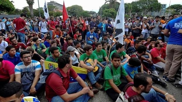 Estudiantes de la universidad pública protestan en Caracas este jueves