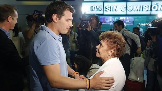 Rivera conversa con una ciudadana venezolana esta mañana en Barajas