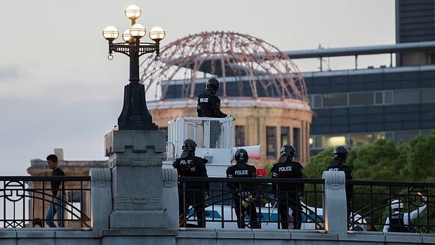 Policías japoneses hacen guardia en las inmediaciones del Paque de la Paz antes de la visita de Obama a Hiroshima