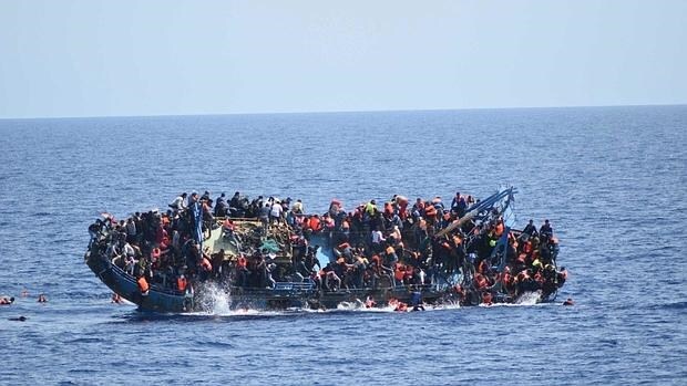 La marina italiana ha captado el momento en el que una embarcación llena de inmigrantes volcaba este miércoles frente a las costas italianas