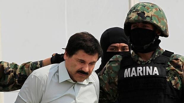 Joaquín «el Chapo» Guzmán entre varios soldados de la Marina en Ciudad de México
