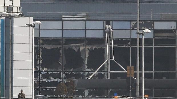 Vista de la fachada del edificio de la terminal con los cristales rotos tras las explosiones registradas en el aeropuerto internacional de Zaventem