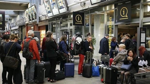 Pasajeros hacen cola en la estación de Montparnasse en París