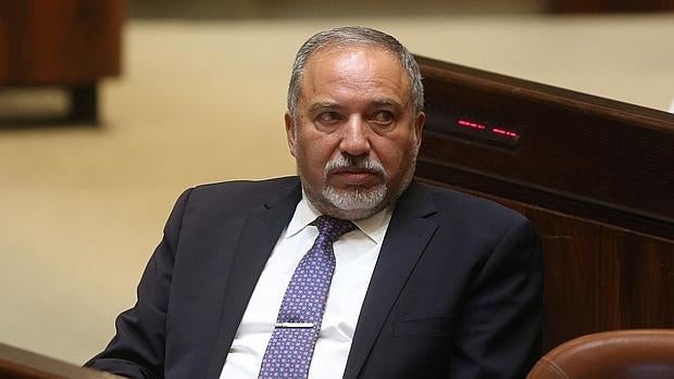 Avigdor Lieberman, aguardando ayer su aprobación en el Parlamento israelí