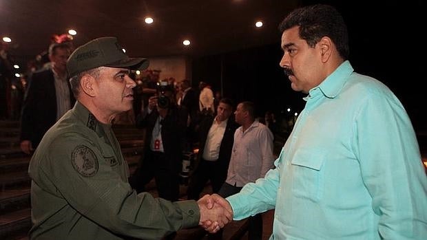 El ministro venezolano de Defensa estrecha la mano del presidente Maduro en Caracas