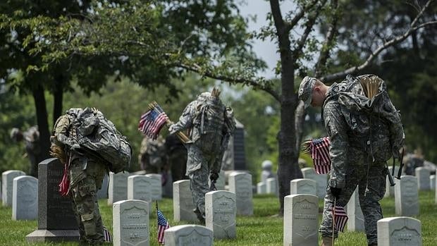 Soldados de Infantería de Estados Unidos colocan banderas en el Cementerio Nacional de Arlington