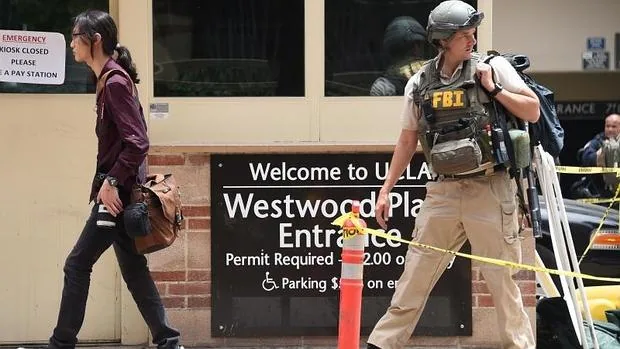 Un oficial del FBI, en el campus de UCLA el miércoles tras el tiroteo
