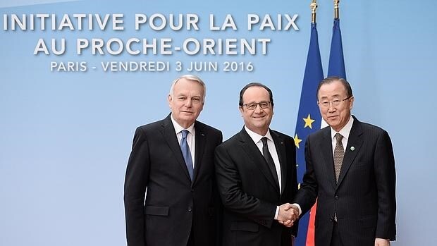 De izquierda a derecha, Jean-Marc Ayrault, ministro francés de Exteriores; François Hollande y Ban Ki-moon, secretario general de la ONU