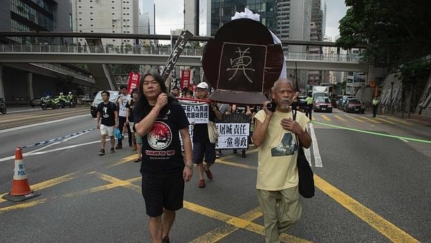 Un féretro que simboliza la "muerte de la democracia" en una marcha en Hong Kong
