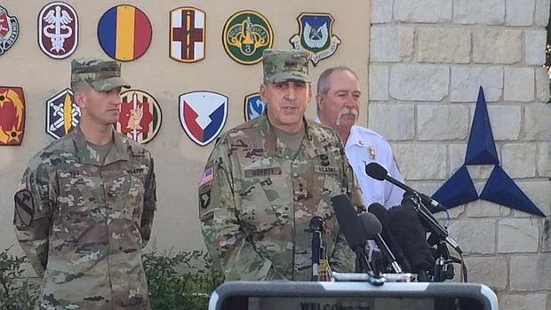 Militares estadounidenses hablan ante los medios para explicar cómo se desarrolla la investigación que busca a cuatro militares desaparecidos debido a las inundaciones en Texas
