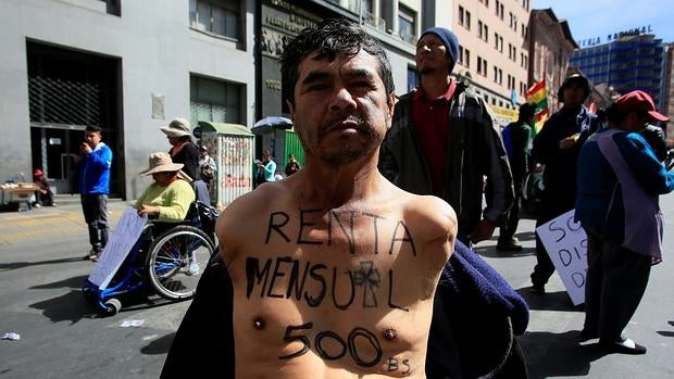 La Policía boliviana usa gases lacrimógenos para dispersar una manifestación de discapacitados