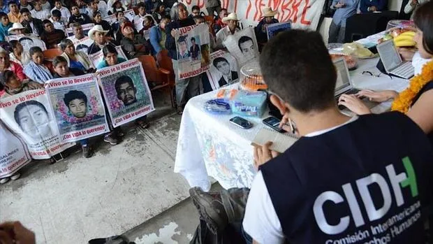 Miembros de la Comisión Interamericana de Derechos Humanos (CIDH) reunidos con los familiares de los 43 estudiantes desaparecidos. en México en septiembre de 2014