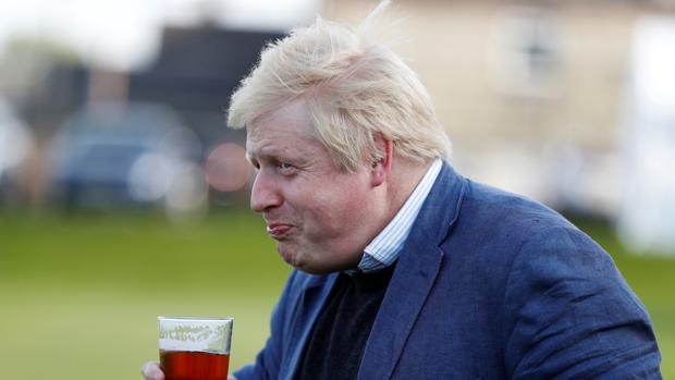 Boris Johnson, con una cerveza, en un acto de campaña en Chester -le- Street (Durham, Inglaterra)